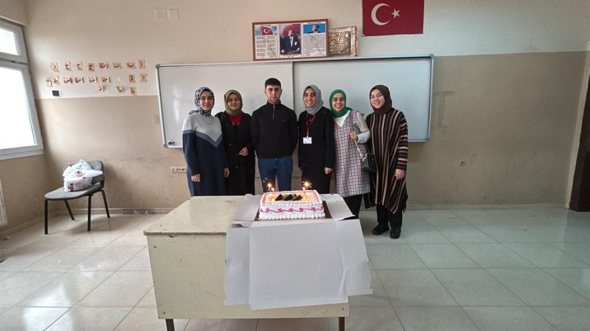 Genç Sada (Kur'an-ı Kerim'i Güzel Okuma) Yarışmasında Hatay İkincisi Olan Nimetullah BİLİR sınıf arkadaşları ve öğretmenleri tarafından tebrik edildi.